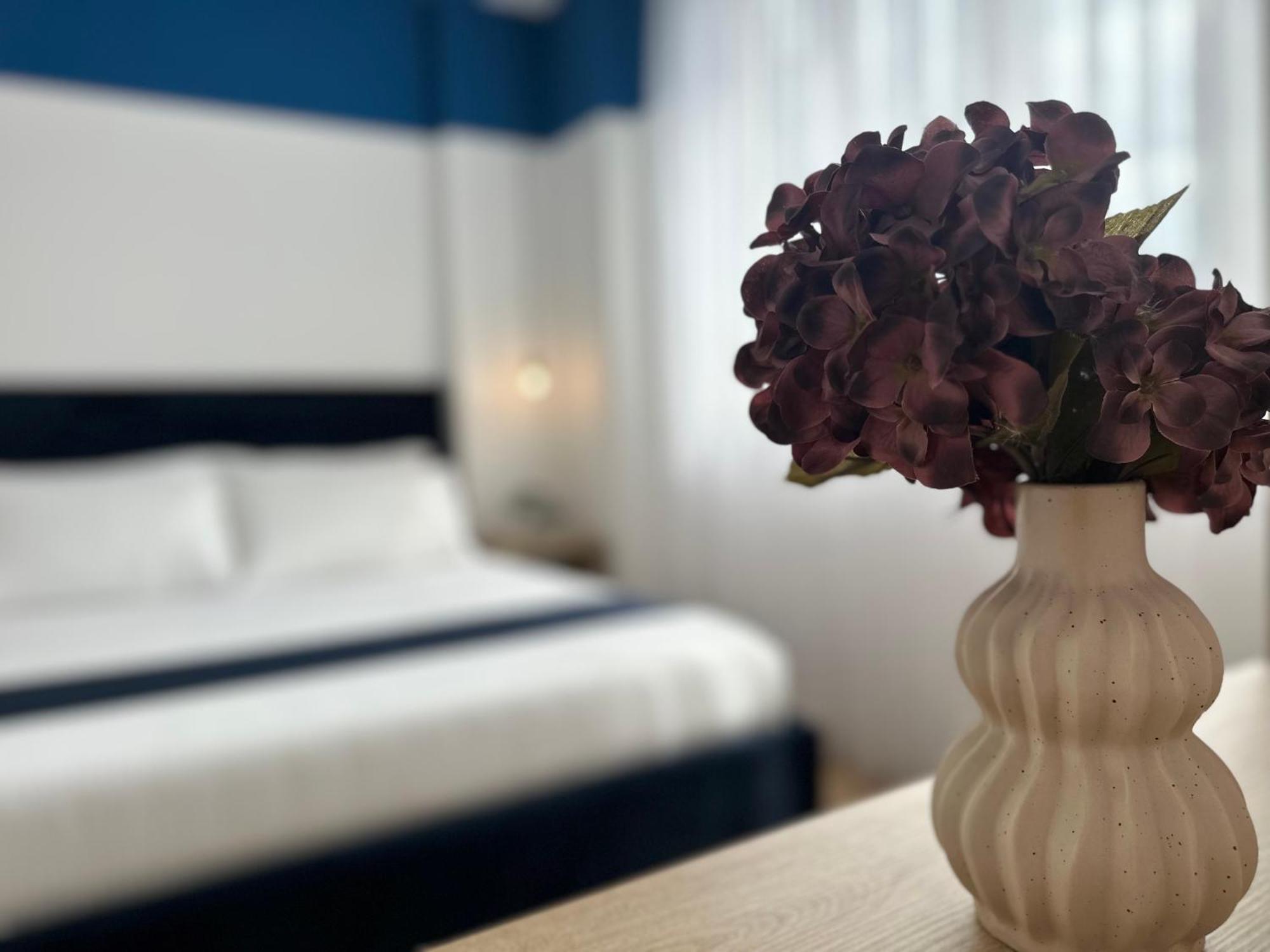 Elegant New - Colorful By The Sea Apartment *