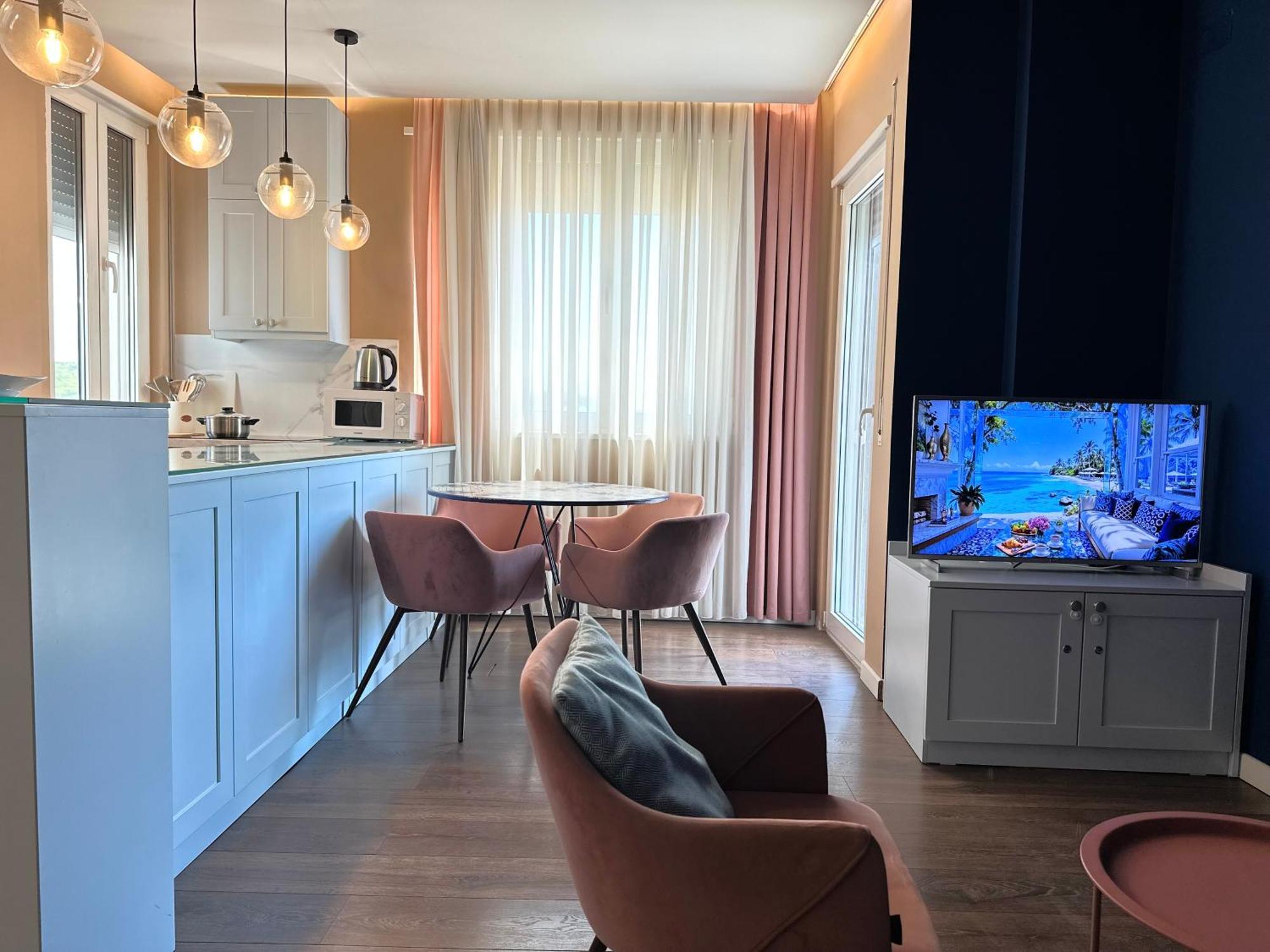 Elegant New - Colorful By The Sea Apartment *